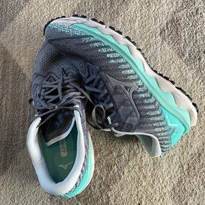 Mizuno wave sky 4 running shoes, worn once!